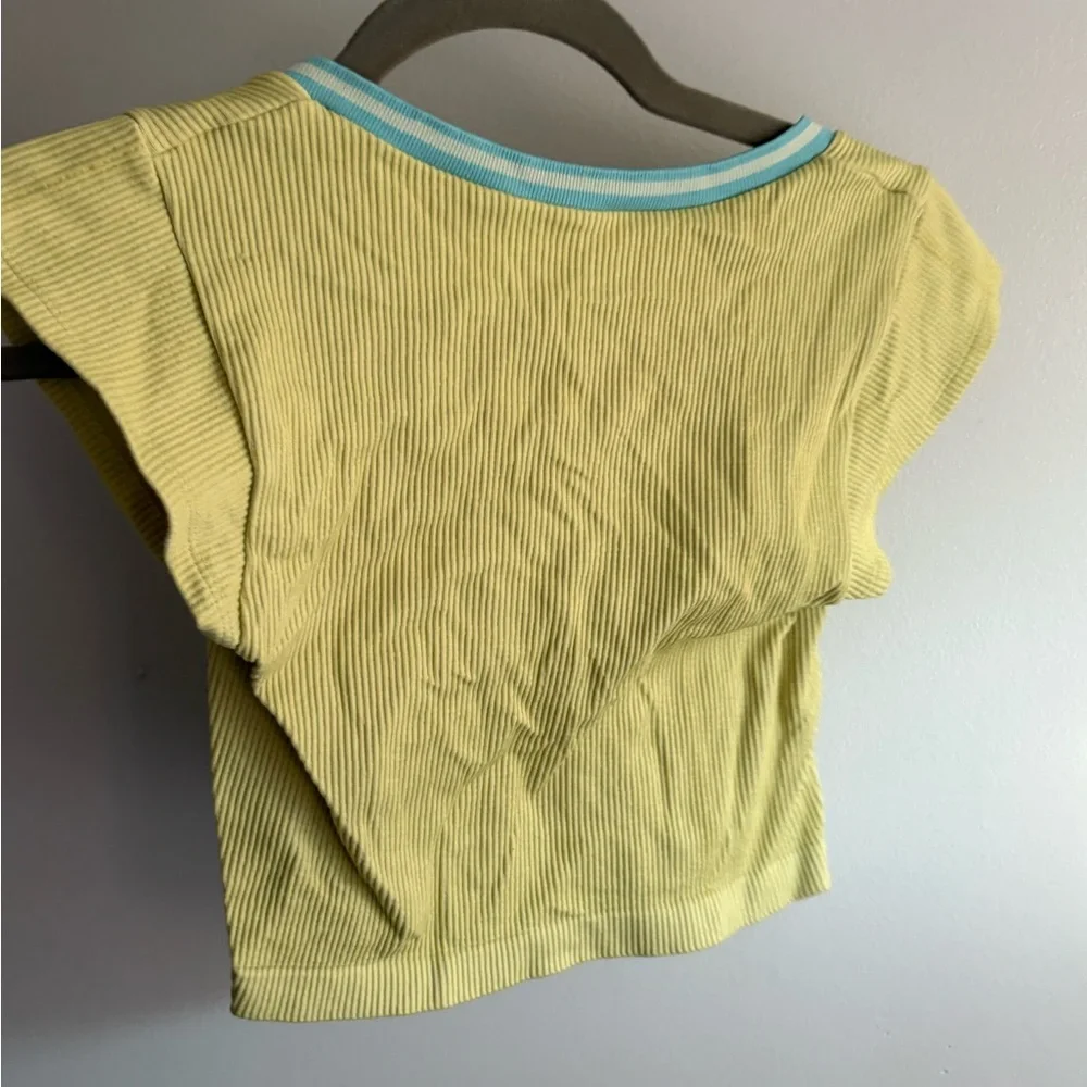 Urban outfitter Women's CropTop - Picture 2 of 2
